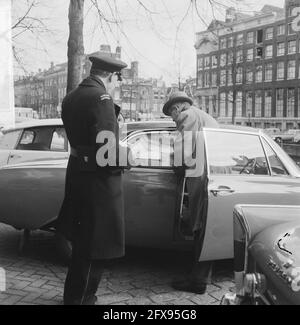 Blaue Zone zwischen Vijzelstraat und Leidsestraat auf ungerader Seite überprüft ein Parkwächter die Scheiben, 14. April 1964, Parken, Verkehr, Niederlande, Presseagentur des 20. Jahrhunderts, Foto, Nachrichten zum erinnern, Dokumentarfilm, historische Fotografie 1945-1990, visuelle Geschichten, Menschliche Geschichte des zwanzigsten Jahrhunderts, Momente in der Zeit festzuhalten Stockfoto