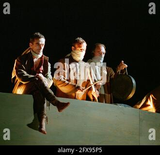 Links, Strassenaktivität beobachten: Adrian Schiller (Mercutio) in ROMEO UND JULIA von Shakespeare in der Royal Shakespeare Company (RSC), Royal Shakespeare Theatre, Stratford-upon-Avon 05/07/2000 Musik: Stephen Warbeck Design: Tom Piper Beleuchtung: Chris Davey Kämpfe: Terry King Bewegung: Liz Ranken Regie: Michael Boyd Stockfoto