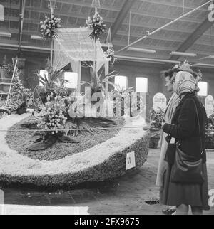 Bloemencorsos 1965, einer der Festwagen in den Auktionshallen in Lisse, 23. April 1965, PRAALWAGENS, Flower Corsos, Niederlande, Presseagentur des 20. Jahrhunderts, Foto, Nachrichten zum erinnern, Dokumentarfilm, historische Fotografie 1945-1990, visuelle Geschichten, Menschliche Geschichte des zwanzigsten Jahrhunderts, Momente in der Zeit festzuhalten Stockfoto