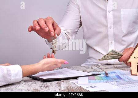 Geben Sie nach erfolgreicher Zahlung einen Schlüssel von Immobilien. Stockfoto