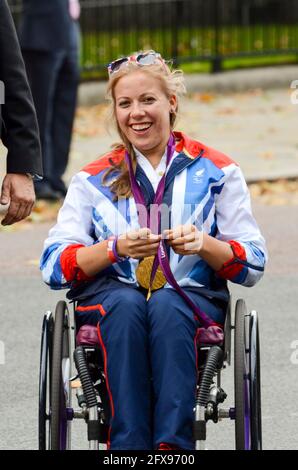 Hannah Cockroft von Team GB Olympians verlässt den Buckingham Palace nach der Siegesparade. Olympische Spiele 2012 In London. Rollstuhlrennen Paralympian Stockfoto