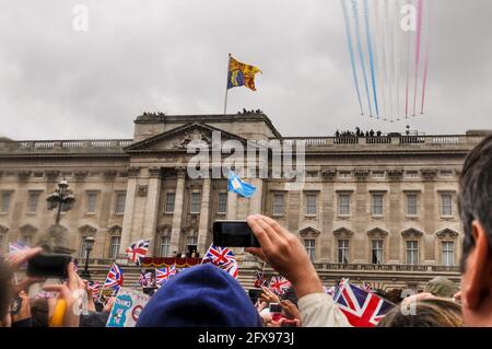 Rote Pfeile flypasten beim Queens Diamond Jubilee in London über dem Buckingham Palace. Royal Air Force, RAF, Flugzeuge fliegen über die Öffentlichkeit Stockfoto