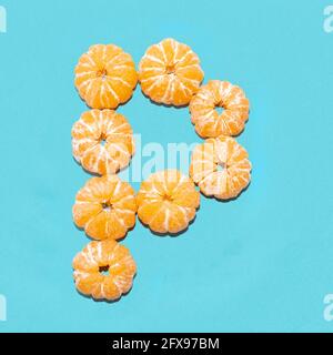 Kreatives Layout des Buchstabens P aus geschälten Mandarinen auf blauem Hintergrund. Flatlay. Stockfoto