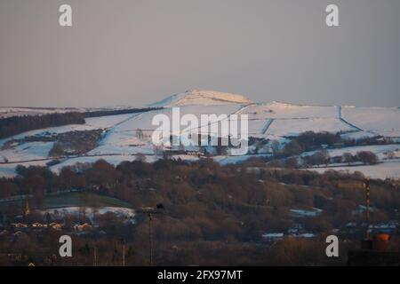 Schneebedeckter Macclesfield Forest mit Blick auf die Landschaft von Ceshire Stockfoto