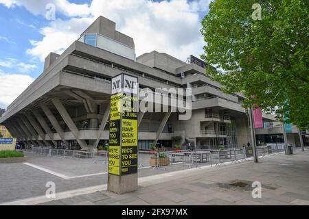 London, Großbritannien. 26 Mai 2021. Graue Wolke und kühle Temperaturen im Zentrum von London mit einer Verbesserungsprognose später in der Woche. Ein Schild vor dem Nationaltheater, das die Wiedereröffnung der Shows vom 2. Juni 2021 anwirbt. Quelle: Malcolm Park/Alamy Live News. Stockfoto