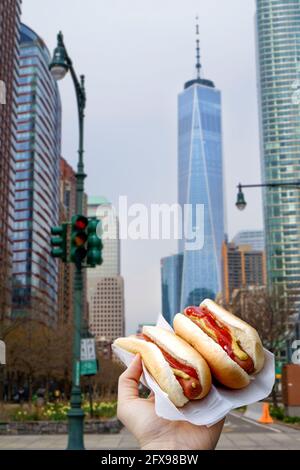 Zwei Hot Dogs in NYC auf der Straße halten. Stockfoto