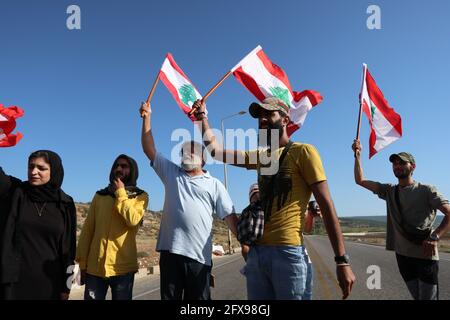 Naqoura, Libanon. Mai 2021. Libanesische Aktivisten demonstrieren am 25. Mai 2021 an der Grenze zwischen Libanon und Israel neben dem Libanon Naqoura. Im Libanon wird der 25. Mai als Fest des libanesischen Widerstands und der Befreiung gefeiert, seit 2000, als die israelische Armee das Land verließ. (Foto: Elisa Gestri/Sipa USA) Quelle: SIPA USA/Alamy Live News Stockfoto