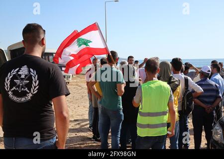 Naqoura, Libanon. Mai 2021. Libanesische Aktivisten demonstrieren am 25. Mai 2021 an der Grenze zwischen Libanon und Israel neben Naqoura, Libanon. Im Libanon wird der 25. Mai als Fest des libanesischen Widerstands und der Befreiung gefeiert, seit 2000, als die israelische Armee das Land verließ. (Foto: Elisa Gestri/Sipa USA) Quelle: SIPA USA/Alamy Live News Stockfoto