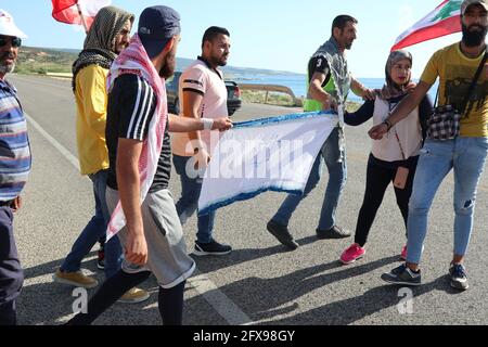 Naqoura, Libanon. Mai 2021. Libanesische und palästinensische Aktivisten demonstrieren am 25. Mai 2021 an der Grenze zwischen Libanon und Israel neben Naqoura, Libanon. Im Libanon wird der 25. Mai als Fest des libanesischen Widerstands und der Befreiung gefeiert, seit 2000, als die israelische Armee das Land verließ. (Foto: Elisa Gestri/Sipa USA) Quelle: SIPA USA/Alamy Live News Stockfoto