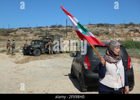 Naqoura, Libanon. Mai 2021. Libanesischer Aktivist, der am 25. Mai 2021 an der Grenze zwischen Libanon und Israel neben Naqoura, Libanon, demonstrierte. Im Libanon wird der 25. Mai als Fest des libanesischen Widerstands und der Befreiung gefeiert, seit 2000, als die israelische Armee das Land verließ. (Foto: Elisa Gestri/Sipa USA) Quelle: SIPA USA/Alamy Live News Stockfoto