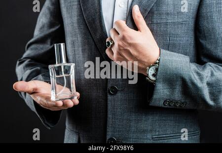 Parfüm oder köln Flasche und Parfümerie, Kosmetik, Duft köln Flasche, männlich Holding köln. Männlich hält Flasche Parfüm. Hand in mit Handgelenk Stockfoto