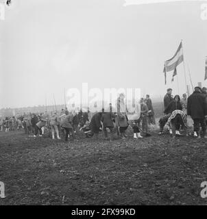 Baumbepflanzungstag an der Ecke Pieter Callandlaan, Hunderte von Kindern waren gekommen, 7. April 1965, Kinder, Tage der Baumbepflanzung, Niederlande, Presseagentur des 20. Jahrhunderts, Foto, Nachrichten zum erinnern, Dokumentarfilm, historische Fotografie 1945-1990, visuelle Geschichten, Menschliche Geschichte des zwanzigsten Jahrhunderts, Momente in der Zeit festzuhalten Stockfoto