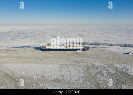 Sabetta, Region Tjumen, Russland - 30. März 2021: Der Vladimir Vize-Gasträger wird am Liegeplatz mit verflüssigtem Erdgas beladen. Stockfoto