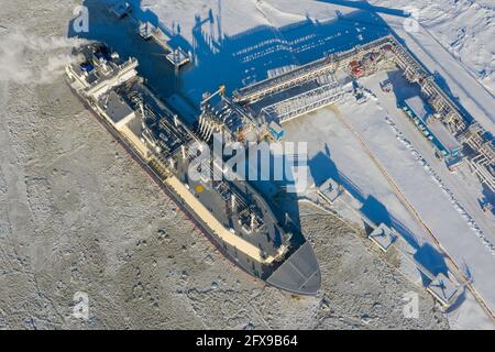 Sabetta, Region Tjumen, Russland - 30. März 2021: Der Vladimir Vize-Gasträger wird am Liegeplatz mit verflüssigtem Erdgas beladen. Stockfoto