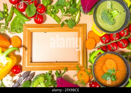 Auswahl an verschiedenen bunten Gemüsesuppen.Auswahl an klassischen Gemüsesuppen, in kleinen portionierten Töpfen - Spargel, Spinat, Brokkoli, grüne Erbsen, Stockfoto