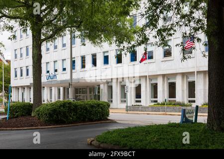 CHATTANOOGA, TN, USA-10 MAY 2021: UNUM-Gebäude, Frontdiagonale, Logo, Schilder und Flaggen. Stockfoto