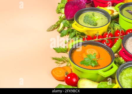 Auswahl an verschiedenen bunten Gemüsesuppen.Auswahl an klassischen Gemüsesuppen, in kleinen portionierten Töpfen - Spargel, Spinat, Brokkoli, grüne Erbsen, Stockfoto