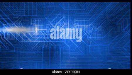 Zusammensetzung von leuchtend blauen Lichtstrahlen und Motherboard über dunkel Hintergrund Stockfoto