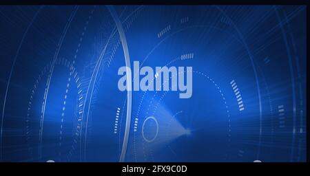 Zusammensetzung von leuchtend blauen Lichtstrahlen und kreisförmigem Scope über Dunkler Hintergrund Stockfoto