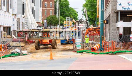 CHATTANOOGA, TN, USA-10 MAY 2021: Bauarbeiter vor Ort mit schweren Maschinen um sie herum. Stockfoto