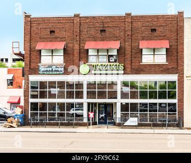 CHATTANOOGA, TN, USA-10 MAY 2021: Taziki's Mediterranean Cafe, Vorderansicht. Stockfoto