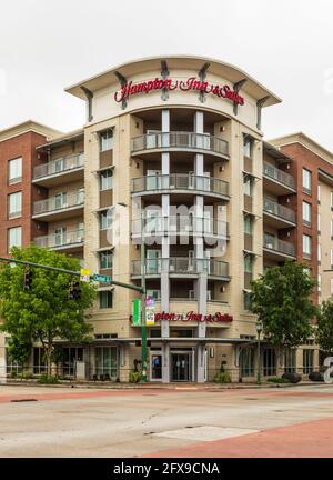 CHATTANOOGA, TN, USA-10 MAY 2021: Vorderansicht des Hampton Inn & Suites, in Chestnut und 4. Stockfoto