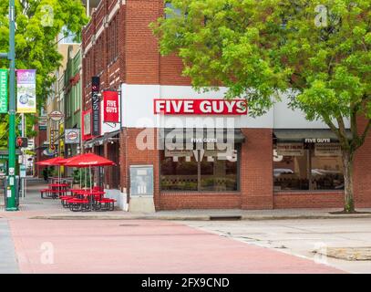 CHATTANOOGA, TN, USA-10 MAY 2021: Außengebäude von fünf Burgers and Fries in der Innenstadt. Stockfoto