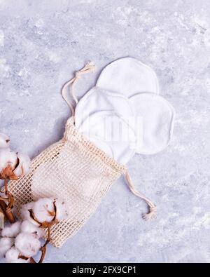 Wiederverwendbare Bio-Baumwolle Make-up-Entferner Pads in Tasche auf Marmor Hintergrund. Abwaschbares Konzept ohne Abfall Stockfoto