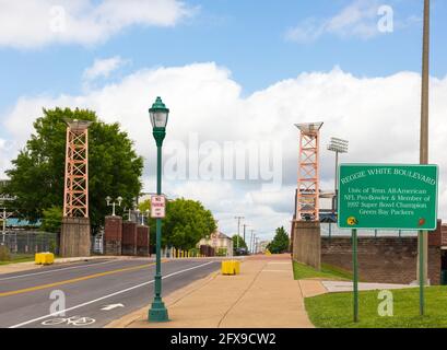 CHATTANOEGA, TN, USA-10 MAY 2021: Reggie White Boulevard angrenzend an das Finley Stadium. Stockfoto