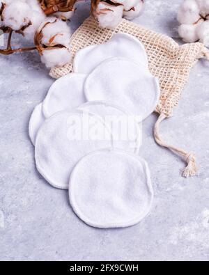 Wiederverwendbare Bio-Baumwolle Make-up-Entferner Pads in Tasche auf Marmor Hintergrund. Abwaschbares Konzept ohne Abfall Stockfoto