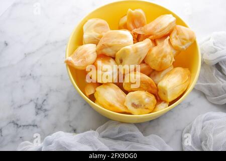 Draufsicht auf die Scheibe der Jackfruits in einer Schüssel auf dem Tisch. Stockfoto