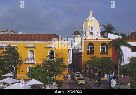 Platz im historischen Zentrum mit Kuppel der Kirche von San Pedro Claver, Cartagena, Kolumbien, Südamerika Stockfoto