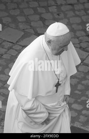 Rom, Italien. Mai 2021. 26. Mai 2021 : Papst Franziskus kommt zu seiner wöchentlichen Generalaudienz im Vatikan Credit: Independent Photo Agency/Alamy Live News Stockfoto