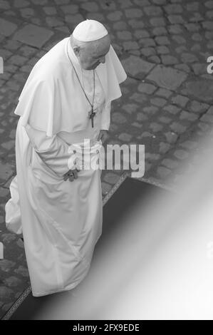 Rom, Italien. Mai 2021. 26. Mai 2021 : Papst Franziskus kommt zu seiner wöchentlichen Generalaudienz im Vatikan Credit: Independent Photo Agency/Alamy Live News Stockfoto