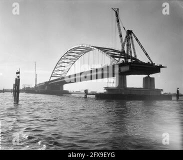 Bau einer Straßenbrücke über die Merwede in Gorinchem, 22. Dezember 1959, Straßenbrücken, Niederlande, 20. Jahrhundert Presseagentur Foto, Nachrichten zu erinnern, Dokumentarfilm, historische Fotografie 1945-1990, visuelle Geschichten, Menschliche Geschichte des zwanzigsten Jahrhunderts, Momente in der Zeit festzuhalten Stockfoto