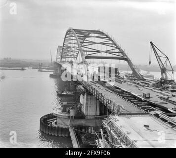 Bau einer Straßenbrücke über die Merwede bei Gorkum, 5. Oktober 1960, Bau, Straßenbrücken, Niederlande, Presseagentur des 20. Jahrhunderts, Foto, Nachrichten zum erinnern, Dokumentarfilm, historische Fotografie 1945-1990, visuelle Geschichten, Menschliche Geschichte des zwanzigsten Jahrhunderts, Momente in der Zeit festzuhalten Stockfoto