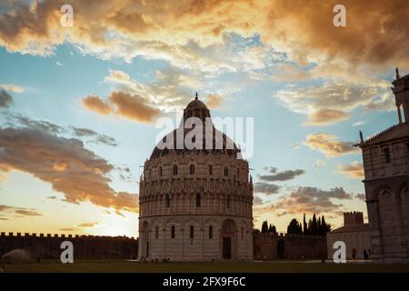 PISA - 4. August 2020: Bild mit Baptistery von San Giovanni in Pisa, Italien. Stockfoto