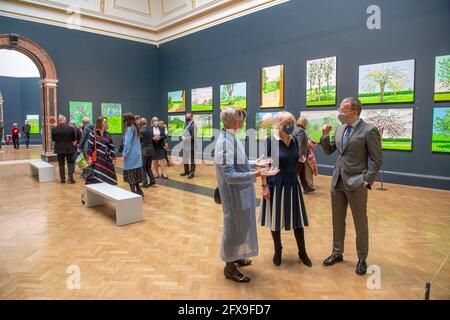 Die Herzogin von Cornwall (Mitte) blickt auf Werke des Künstlers David Hockney zusammen mit der Präsidentin der RAA, Rebecca Salter, und Axel Ruger, dem Sekretär und Geschäftsführer der Royal Academy of Arts, während eines Besuchs in der Royal Academy of Arts in London, um die Wiedereröffnung der Galerie nach der Lockerung der Einschränkungen durch das Coronavirus zu feiern. Bilddatum: Mittwoch, 26. Mai 2021. Stockfoto