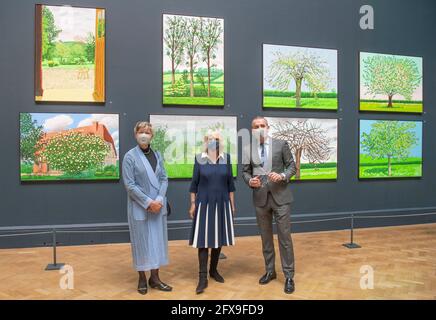 Die Herzogin von Cornwall (Mitte) blickt auf Werke des Künstlers David Hockney zusammen mit der Präsidentin der RAA, Rebecca Salter, und Axel Ruger, dem Sekretär und Geschäftsführer der Royal Academy of Arts, während eines Besuchs in der Royal Academy of Arts in London, um die Wiedereröffnung der Galerie nach der Lockerung der Einschränkungen durch das Coronavirus zu feiern. Bilddatum: Mittwoch, 26. Mai 2021. Stockfoto