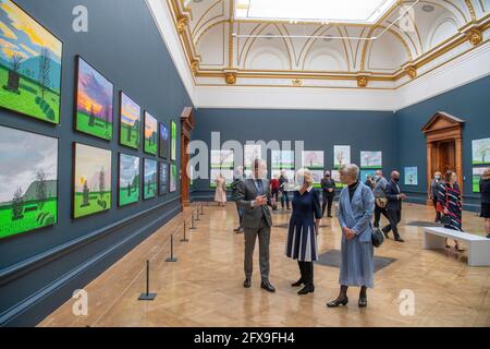 Die Herzogin von Cornwall (Mitte) blickt auf Werke des Künstlers David Hockney zusammen mit der Präsidentin der RAA, Rebecca Salter, und Axel Ruger, dem Sekretär und Geschäftsführer der Royal Academy of Arts, während eines Besuchs in der Royal Academy of Arts in London, um die Wiedereröffnung der Galerie nach der Lockerung der Einschränkungen durch das Coronavirus zu feiern. Bilddatum: Mittwoch, 26. Mai 2021. Stockfoto