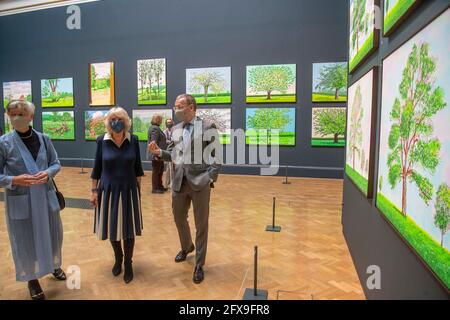 Die Herzogin von Cornwall (Mitte) blickt auf Werke des Künstlers David Hockney zusammen mit der Präsidentin der RAA, Rebecca Salter, und Axel Ruger, dem Sekretär und Geschäftsführer der Royal Academy of Arts, während eines Besuchs in der Royal Academy of Arts in London, um die Wiedereröffnung der Galerie nach der Lockerung der Einschränkungen durch das Coronavirus zu feiern. Bilddatum: Mittwoch, 26. Mai 2021. Stockfoto