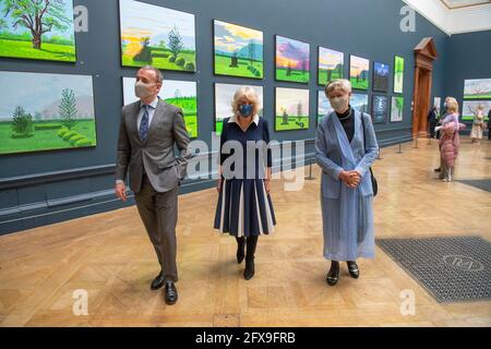 Die Herzogin von Cornwall (Mitte) blickt auf Werke des Künstlers David Hockney zusammen mit der Präsidentin der RAA, Rebecca Salter, und Axel Ruger, dem Sekretär und Geschäftsführer der Royal Academy of Arts, während eines Besuchs in der Royal Academy of Arts in London, um die Wiedereröffnung der Galerie nach der Lockerung der Einschränkungen durch das Coronavirus zu feiern. Bilddatum: Mittwoch, 26. Mai 2021. Stockfoto