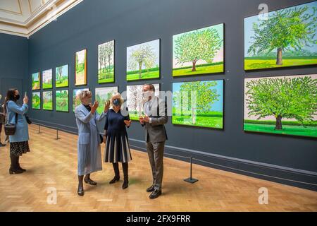 Die Herzogin von Cornwall (Mitte) blickt auf Werke des Künstlers David Hockney zusammen mit der Präsidentin der RAA, Rebecca Salter, und Axel Ruger, dem Sekretär und Geschäftsführer der Royal Academy of Arts, während eines Besuchs in der Royal Academy of Arts in London, um die Wiedereröffnung der Galerie nach der Lockerung der Einschränkungen durch das Coronavirus zu feiern. Bilddatum: Mittwoch, 26. Mai 2021. Stockfoto