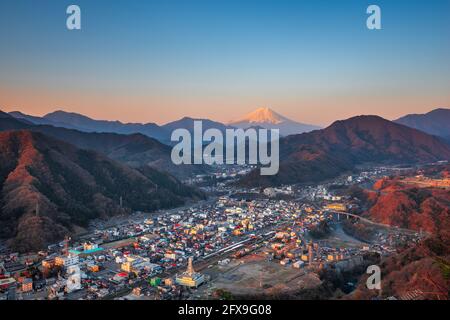 Otsuki, Japan Skyline mit Mt. Fuji an der Dämmerung. Stockfoto