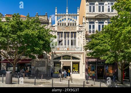 Die Buchhandlung Livraria Lello in der Altstadt von Porto, Portugal, Europa die Buchhandlung Livraria Lello in der historischen Altstadt von Port Stockfoto