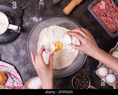 Zutaten für Maetpasteten oder Knödel auf einem Metalltablett. Teig, Mehl und Hackfleisch Stockfoto