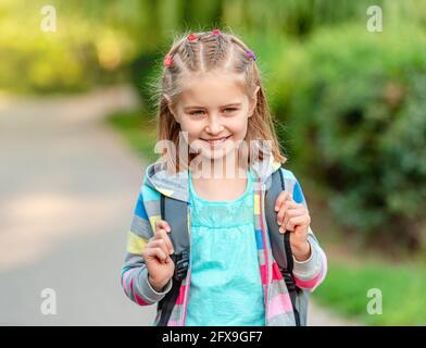 Kleines Mädchen mit Rucksack zur Schule gehen Stockfoto