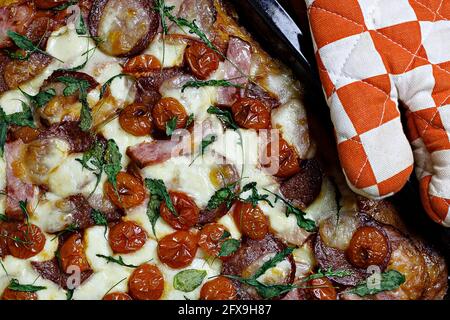 topview von köstlichen frisch gebackenen hausgemachten Pizza Stockfoto