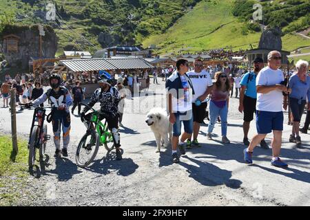 Chatel, Frankreich - 18. August 2019. Menschenmenge beim Sommerfest auf dem Land in Chatel , Französische Alpen, Portes du Soleil, Region Haute Savoie, Frankreich Stockfoto