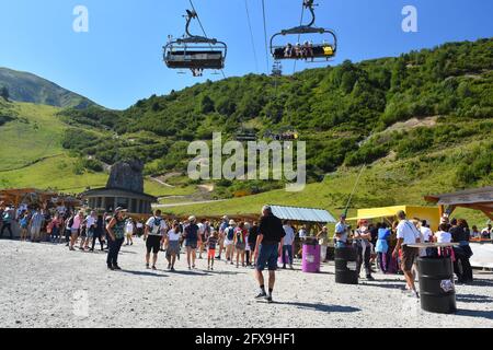 Chatel, Frankreich - 18. August 2019. Menschenmenge beim Sommerfest auf dem Land in Chatel , Französische Alpen, Portes du Soleil, Region Haute Savoie, Frankreich Stockfoto